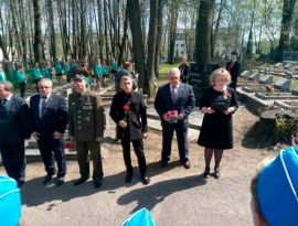Традиционное торжественное возложение цветов и венков к могилам неизвестного солдата на Кальварийском кладбище