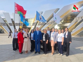 В этот замечательный день, День города Минска, активисты Фрунзенской &laquo;Белой Руси&raquo; возложили цветы к стеле &laquo;Минск &ndash; город-герой&raquo;