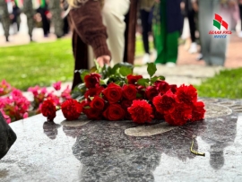 В Александровском сквере прошла торжественная церемония возложения цветов к памятному знаку, посвященному советским патриотам, павшим в годы Великой Отечественной войны