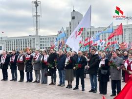 С Днем Октябрьской социалистической революции!