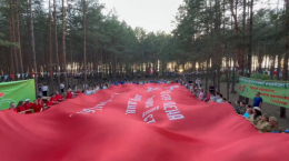 Мощный старт турслета: флешмоб &laquo;Знамя Победы&raquo; на высоте!