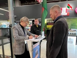 ❗️Во Фрунзенском районе продолжают свою работу пикеты по сбору подписей в поддержку выдвижения кандидатом в Президенты Республики Беларусь Александра Григорьевича Лукашенко