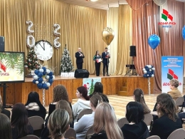 Новый год &mdash; это запах мандаринов и ёлки, мерцание гирлянд, звон бокалов и, конечно же, творчество!