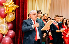 Виталий Мисевец поздравил выпускников средней школы №179 с получением среднего образования